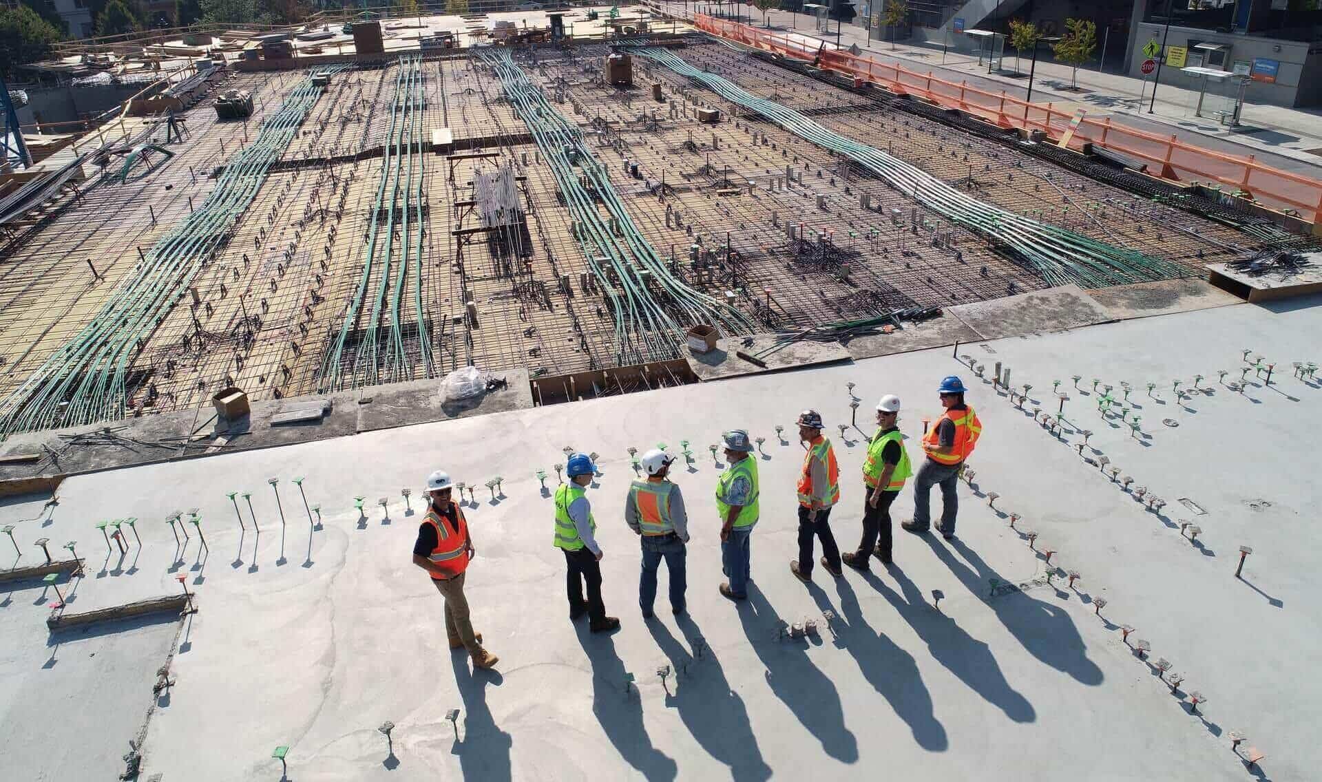 金牌建筑项目团队在纽约市建筑工地上