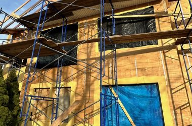 金牌建筑工地的住宅外立面框架与脚手架